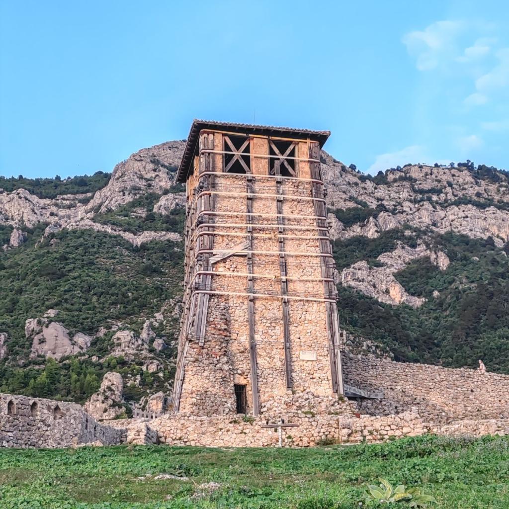 Krujan linnoituksen vanha vartiotornio | Albania: Kruja, Tirana ja rannikkoa | Elämää Nomadina