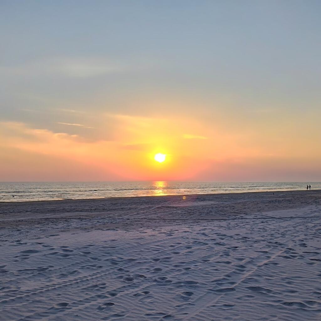 Auringonlasku Liepajan hiekkarannalla | Euroopan road trip: Halki Baltian rannikon kautta | Elämää Nomadina blogi