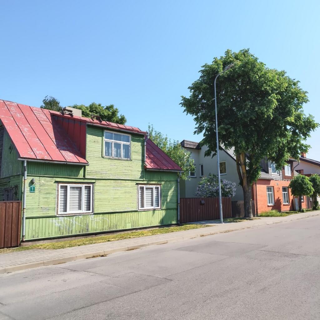 Vanha puutalo Liepajassa | Euroopan road trip: Halki Baltian rannikon kautta | Elämää Nomadina blogi