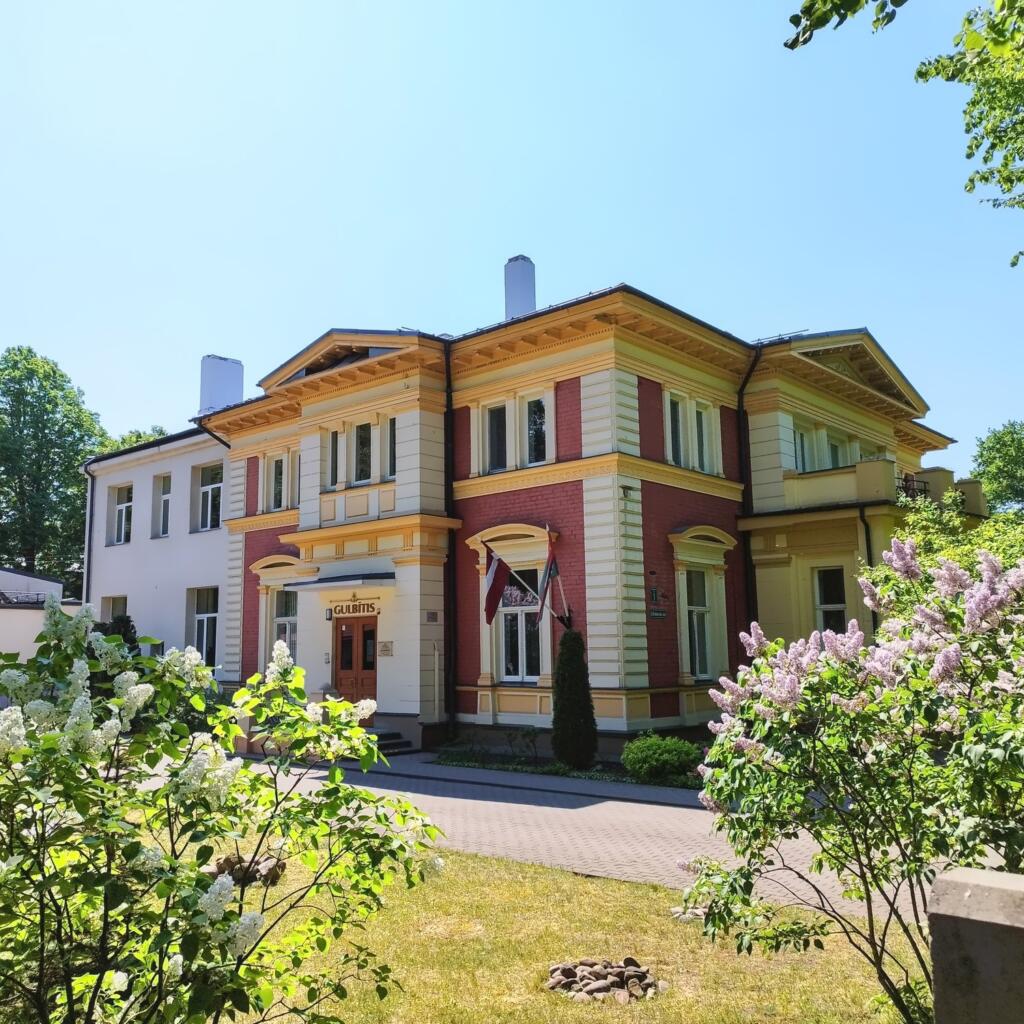 Huvilarakennus Liepajassa | Euroopan road trip: Halki Baltian rannikon kautta | Elämää Nomadina blogi