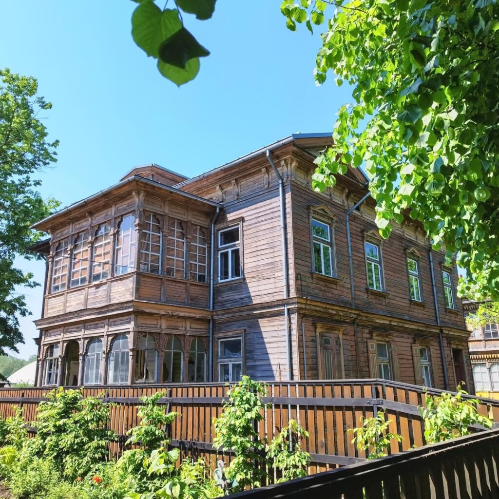 Puuhuvila Liepajassa | Euroopan road trip: Halki Baltian rannikon kautta | Elämää Nomadina blogi