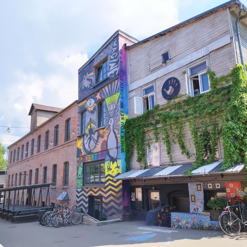 Liepajan arkkitehtuuria ja seinämaalauksia | Euroopan road trip: Halki Baltian rannikon kautta | Elämää Nomadina blogi