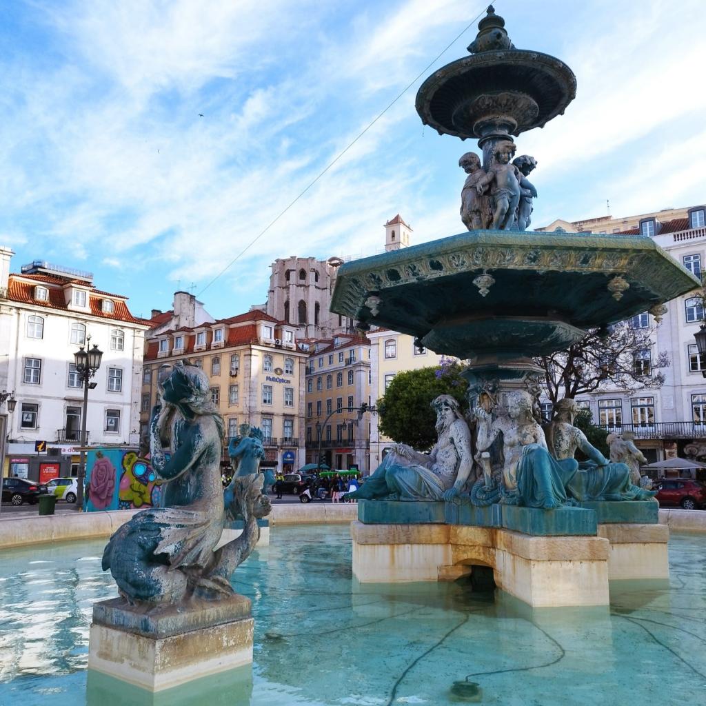 Suihkulähde aukiolla Lissabonissa | Road trip Portugalissa: Rannikkomaisemia, Tomar ja Coimbra | Elämää Nomadina