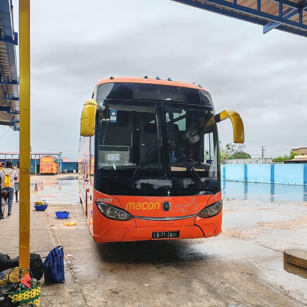 Macon-yhtiön bussi, Angola | Angolaa vehreältä ylängöltä Atlantin rannikolle | Elämää Nomadina blogi
