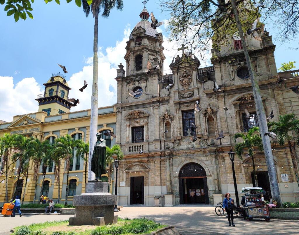 Elämää Nomadina - Seikkailu Kolumbiassa vei suurkaupungeista rantakohteisiin Iglesia de San Ignacio, Medellin | Kolumbia | Elämää Nomadina blogi