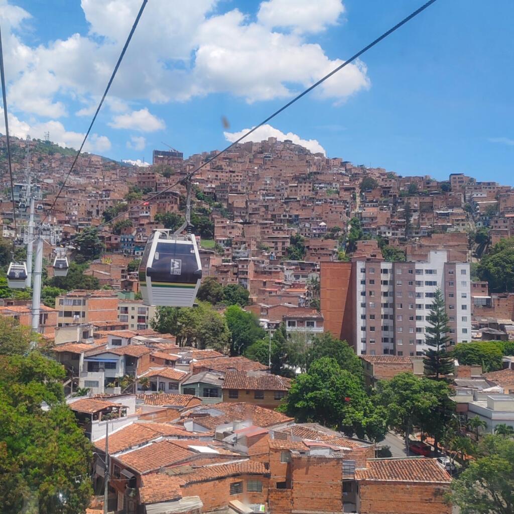 Elämää Nomadina - Seikkailu Kolumbiassa vei suurkaupungeista rantakohteisiin Metro cable, Medellin | Kolumbia | Elämää Nomadina blogi