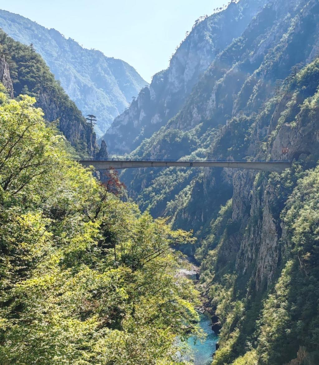 Piva-joen kanjoni, Montenegro | Kesäturistina Suomessa ja road trip halki Itä-Euroopan | Elämää Nomadina