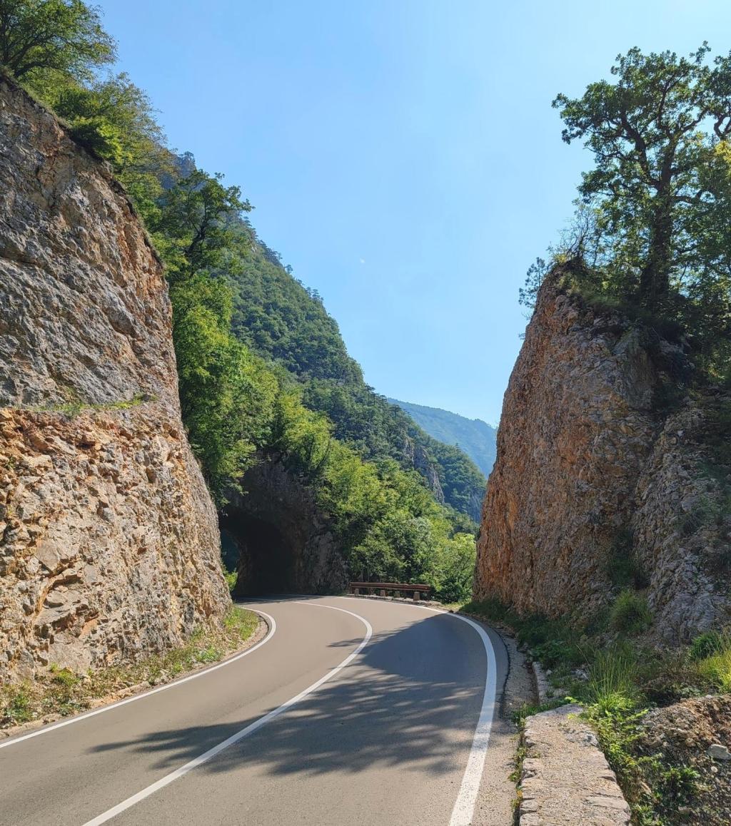 Piva-joen kanjonitie, Montenegro | Kesäturistina Suomessa ja road trip halki Itä-Euroopan | Elämää Nomadina