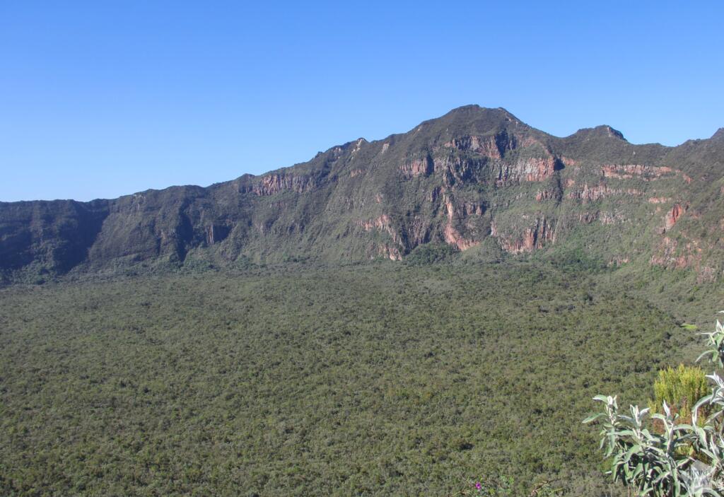 Elämää Nomadina - Luontoseikkailuja Naivashassa Itä-Afrikan hautavajoamassa Maisema kraateriin ja tulivuoren korkeimpaan huippuun | Mount Longonot National Park | Naivasha, Kenia | Elämää Nomadina