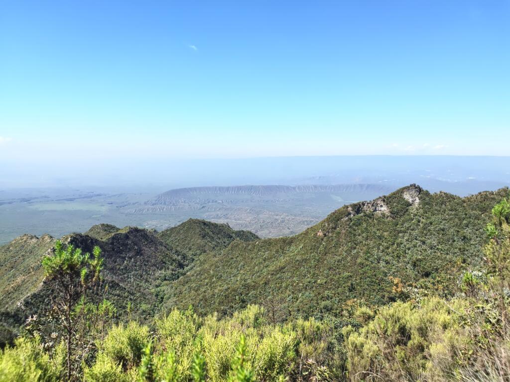 Elämää Nomadina - Luontoseikkailuja Naivashassa Itä-Afrikan hautavajoamassa Maisema kraaterin reunalta hautavajoamaan | Mount Longonot National Park | Naivasha, Kenia | Elämää Nomadina