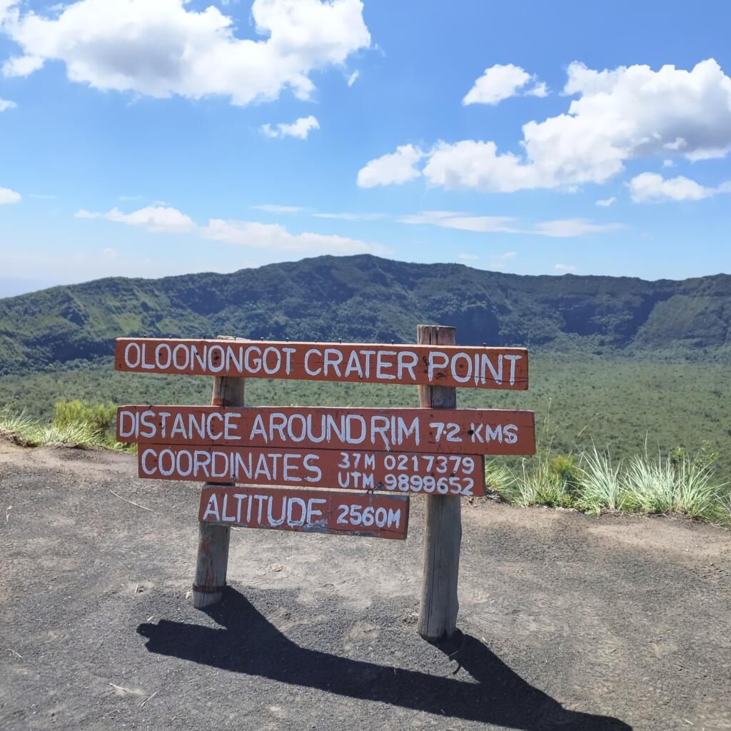 Elämää Nomadina - Luontoseikkailuja Naivashassa Itä-Afrikan hautavajoamassa Opaskyltti kraaterin reunalla | Mount Longonot National Park | Naivasha, Kenia | Elämää Nomadina