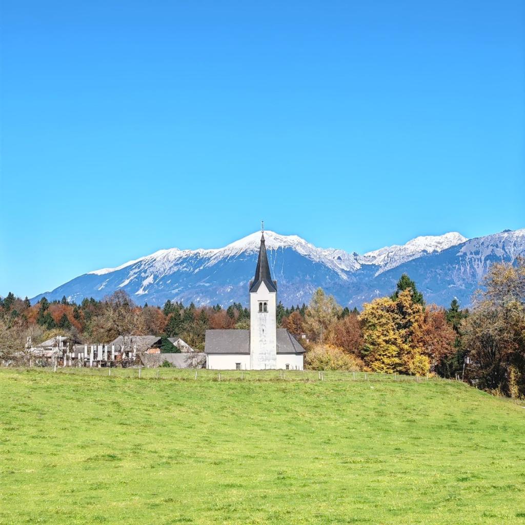 Elämää Nomadina - Syksyinen road trip Romaniasta Slovenian kautta Ranskaan Syysmaisema Slovenian Podnartissa | Syksyinen pakumatka halki Euroopan | Elämää Nomadina