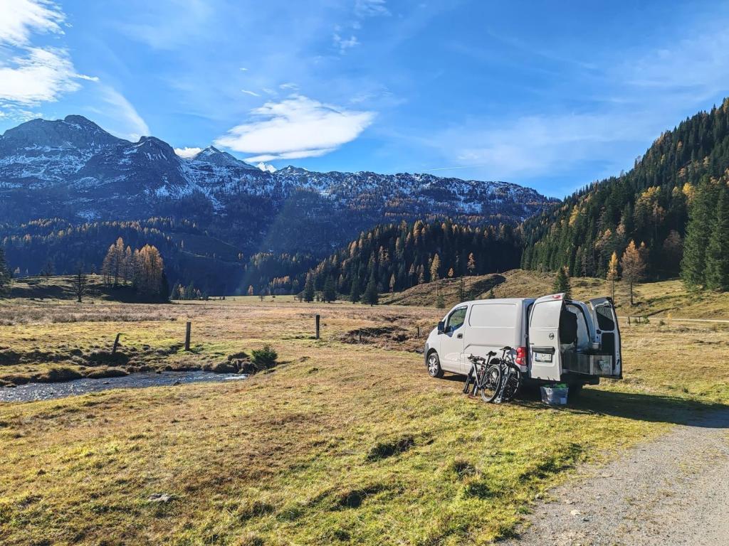 Elämää Nomadina - Syksyinen road trip Romaniasta Slovenian kautta Ranskaan Syysmaisema Itävallassa | Syksyinen pakumatka halki Euroopan | Elämää Nomadina