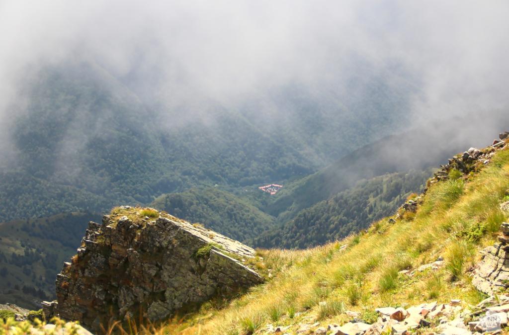 Maisema vuorilta alas Rilan luostariin | Vaellus Bulgarian Rila-vuorilla ja Rilan luostari | Elämää Nomadina blogi