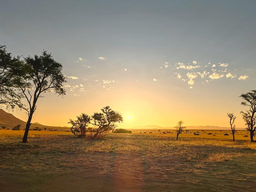 Elämää Nomadina - Road trip Namibiassa vei aavikolle ja rannikkomaisemiin Auringonlasku, Camp Gecko | Road trip Namibiassa | Elämää Nomadina blogi