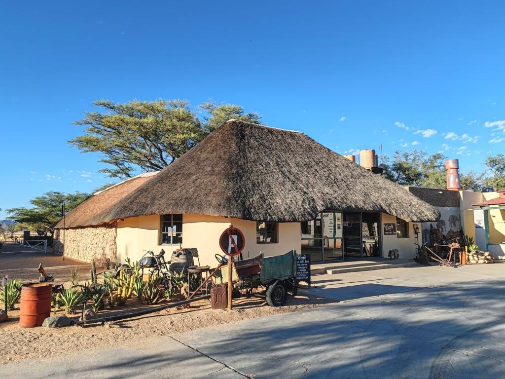Elämää Nomadina - Road trip Namibiassa vei aavikolle ja rannikkomaisemiin Solitaire | Road trip Namibiassa | Elämää Nomadina blogi