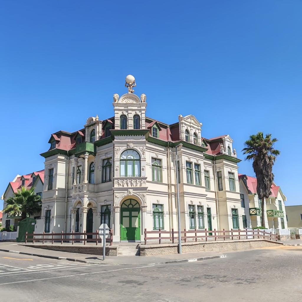 Elämää Nomadina - Road trip Namibiassa vei aavikolle ja rannikkomaisemiin Hohenzollernhaus, Swakopmund | Road trip Namibiassa | Elämää Nomadina blogi