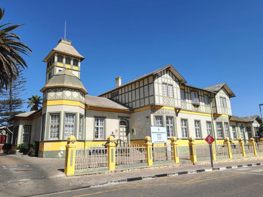Elämää Nomadina - Road trip Namibiassa vei aavikolle ja rannikkomaisemiin Woermannhaus Swakopmund | Road trip Namibiassa | Elämää Nomadina blogi