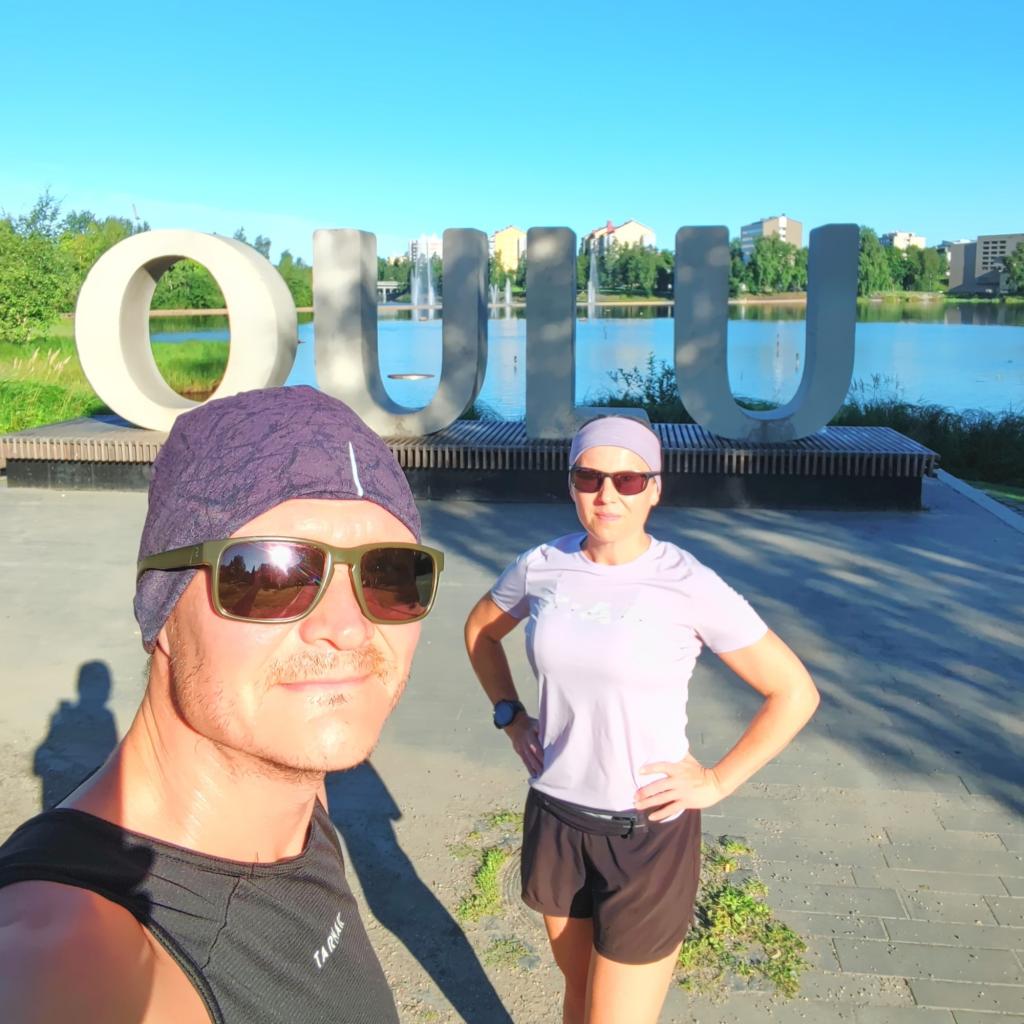 Lenkkeolijät Oulu-kyltillä | Kesäturistina Suomessa ja road trip halki Itä-Euroopan | Elämää Nomadina