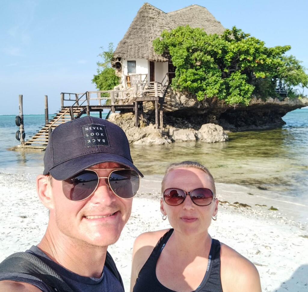 The Rock selfie Pingwe, Sansibar | Sansibar ja Dar es Salaam, Tansania | Elämää Nomadina