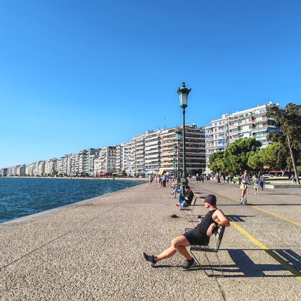 Thessalonikin rantapromenadi ja kerrostalonja | Autolla Euroopassa: Korfu ja Thessaloniki Kreikassa | Elämää Nomadina