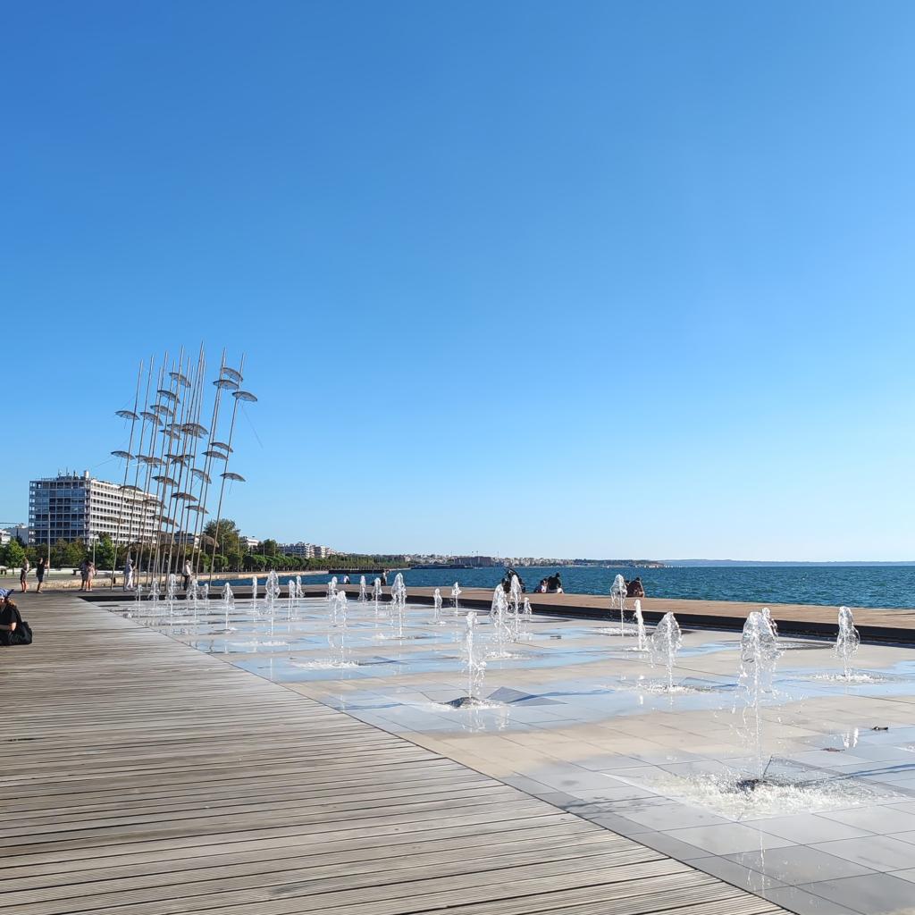 Sateenvarjot-teos ja suihkulähteet rantapromenadilla Thessalonikissa | Autolla Euroopassa: Korfu ja Thessaloniki Kreikassa | Elämää Nomadina