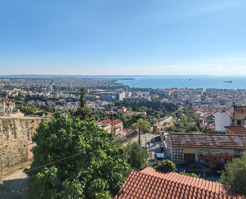 Maisema linnoitukselta yli Thessalonikin kaupungin | Autolla Euroopassa: Korfu ja Thessaloniki Kreikassa | Elämää Nomadina