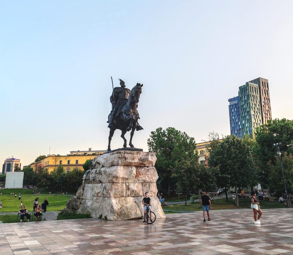 Skanderbegin patsas, Tirana | Albania: Kruja, Tirana ja rannikkoa | Elämää Nomadina