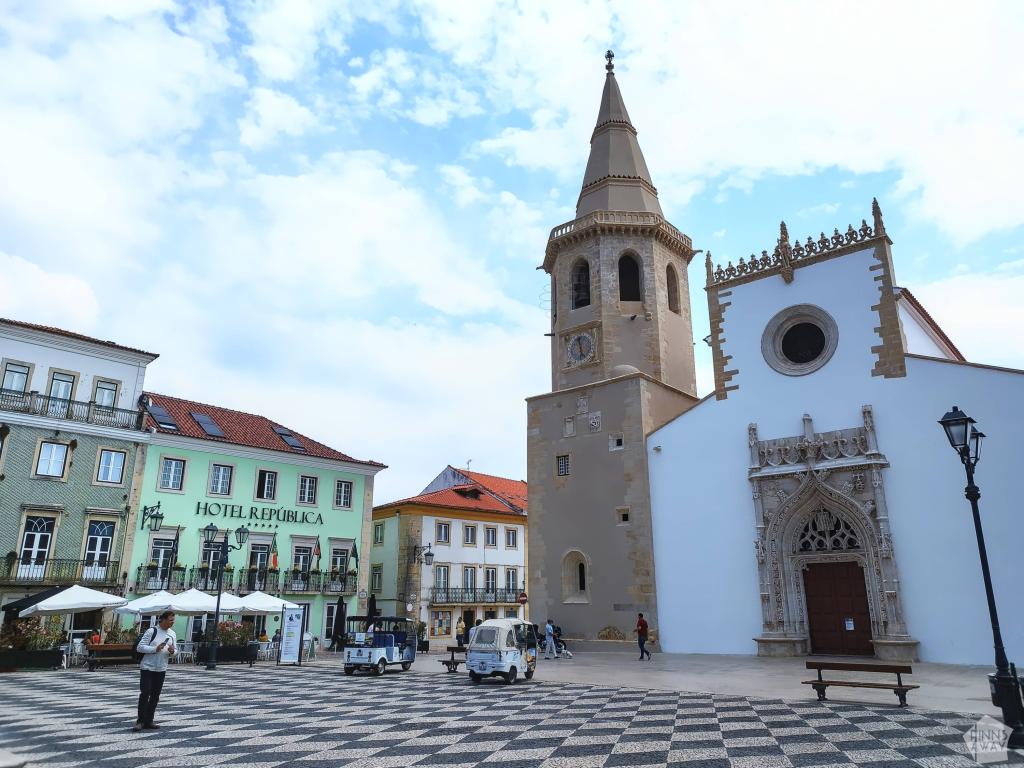 Igreja de São João Baptista ja Tomarin keskusaukio | Road trip Portugalissa: Rannikkomaisemia, Tomar ja Coimbra | Elämää Nomadina
