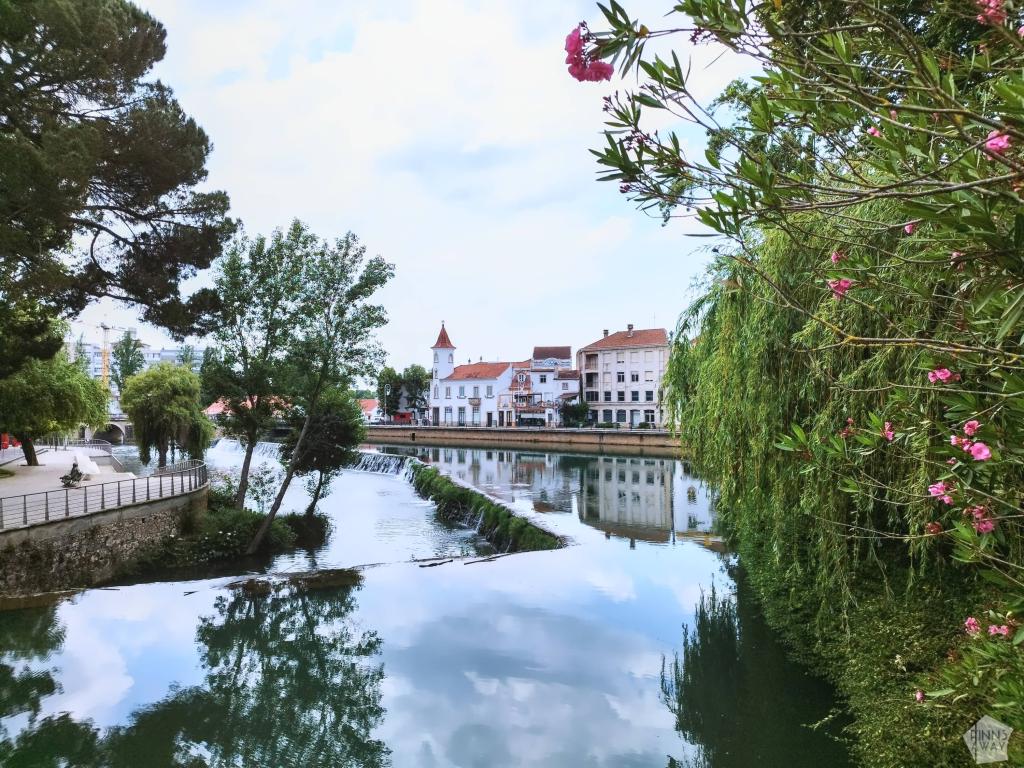Jokimaisema Tomarissa | Road trip Portugalissa: Rannikkomaisemia, Tomar ja Coimbra | Elämää Nomadina