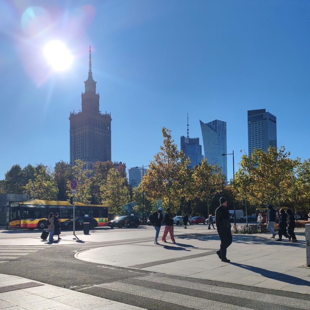 Elämää Nomadina - Syksyinen road trip Romaniasta Slovenian kautta Ranskaan Varsova, Puola, kulttuuri- ja tiedepalatsi | Syksyinen pakumatka halki Euroopan | Elämää Nomadina