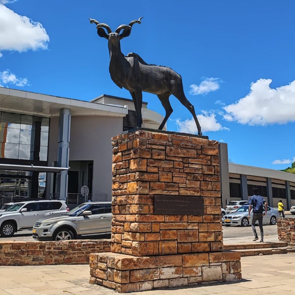 Kudu-patsas, Windhoek | Nomadina Namibian Windhoekissa | Elämää Nomadina