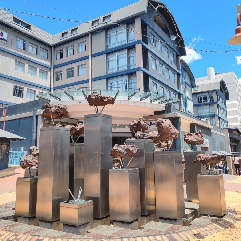 Gibeon-meteoriittien muistomerkki Windhoek | Nomadina Namibian Windhoekissa | Elämää Nomadina