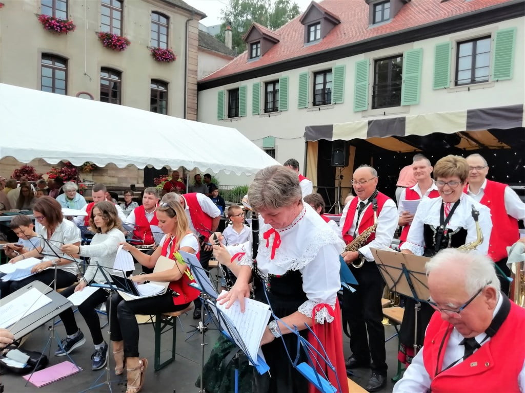 Orkesteri kyläjuhlilla Alsacessa | Elämää Nomadina blogi